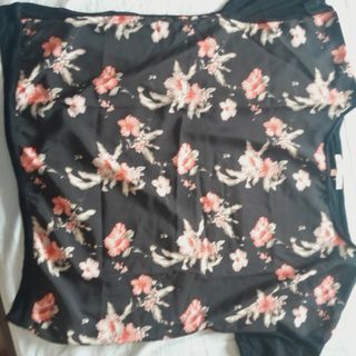 Camiseta INSIDE floral negra talla L.