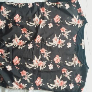 Camiseta INSIDE floral negra talla L.