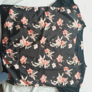 Camiseta INSIDE floral negra talla L.