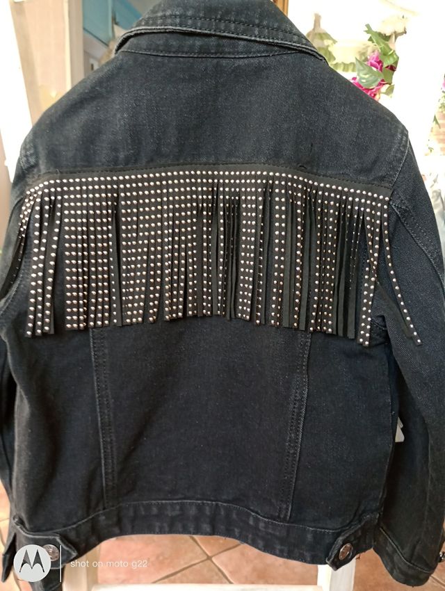 Giubbotto jeans nero con borchie e frange
