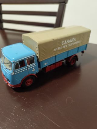 Camión a escala azul y beige