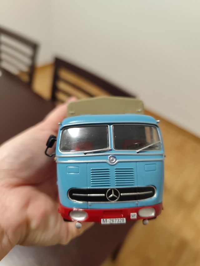 Camión a escala azul y beige