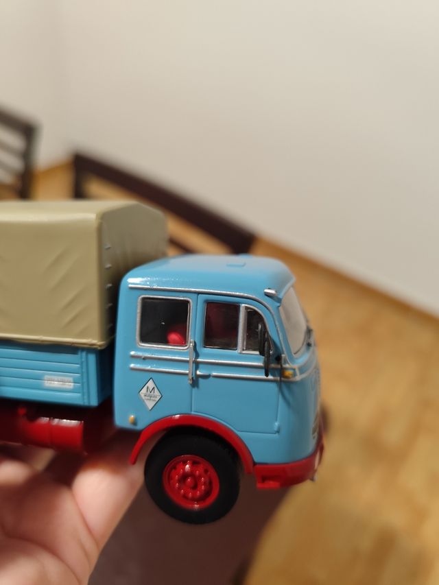 Camión a escala azul y beige