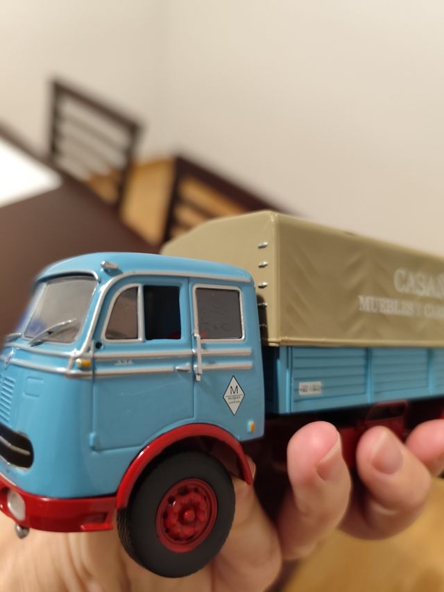 Camión a escala azul y beige