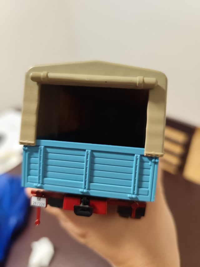 Camión a escala azul y beige