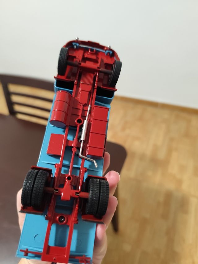 Camión a escala azul y beige