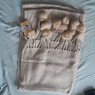 Bufanda pashmina con etiqueta. Gustosa con pompone