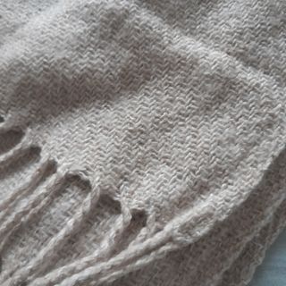 Bufanda pashmina con etiqueta. Gustosa con pompone