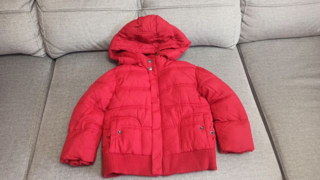 Cazadora roja unisex con capucha