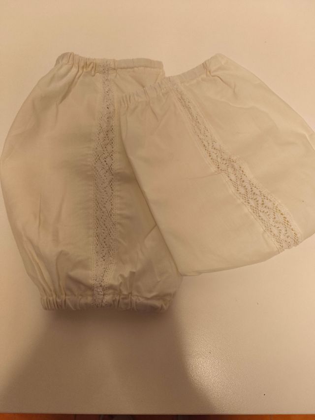 Polainas para niño con encaje