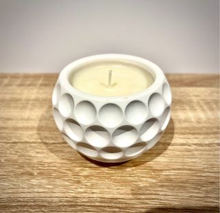 Tarro de vela blanco con diseño de hoyuelos
