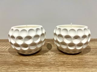 Tarro de vela blanco con diseño de hoyuelos