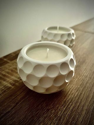 Tarro de vela blanco con diseño de hoyuelos
