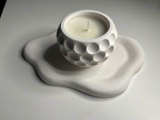 Tarro de vela blanco con diseño de hoyuelos