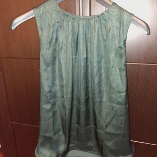 Blusa sin mangas con efecto serpiente.
Muy comoda