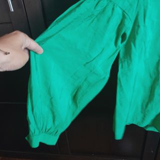 Blusa verde con mangas abullonadas