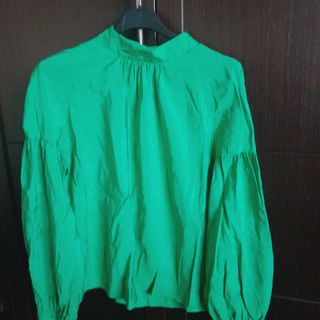Blusa verde con mangas abullonadas