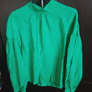 Blusa verde con mangas abullonadas