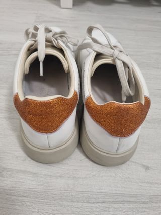 Blauer snackers bianche e arancione 