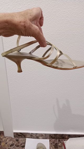 Sandalia tacón bajo dorada