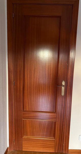 Puerta de madera de caoba