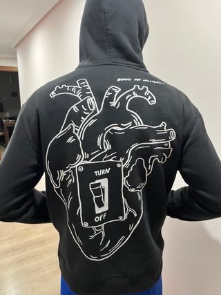 Sudadera Negra Corazón con Interruptor