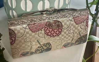 Monedero / clutch de tela estampada burdeos y dora