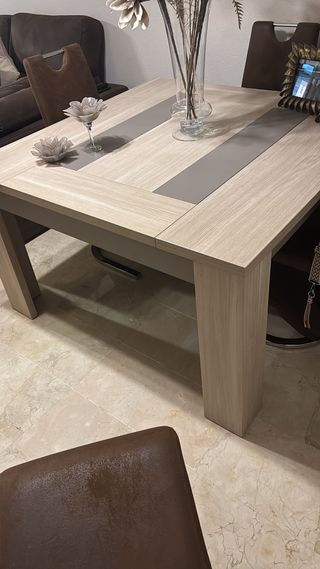 Mesa de comedor de madera