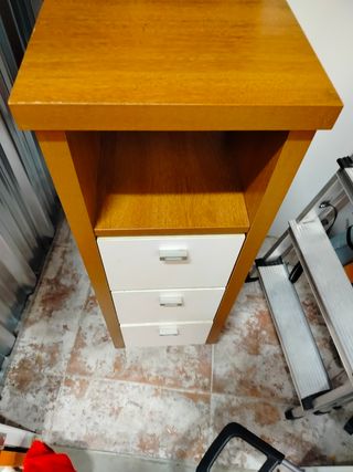 Mueble de madera con cajones