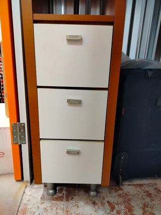 Mueble de madera con cajones