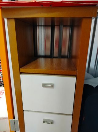 Mueble de madera con cajones