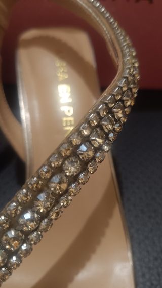 Sandalias Alma en Pena doradas con pedrería