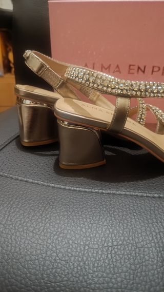 Sandalias Alma en Pena doradas con pedrería