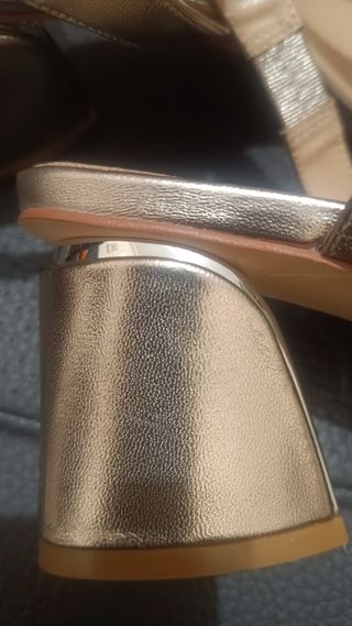 Sandalias Alma en Pena doradas con pedrería