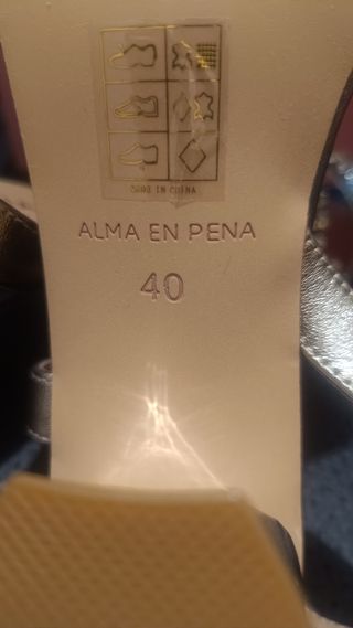 Sandalias Alma en Pena doradas con pedrería