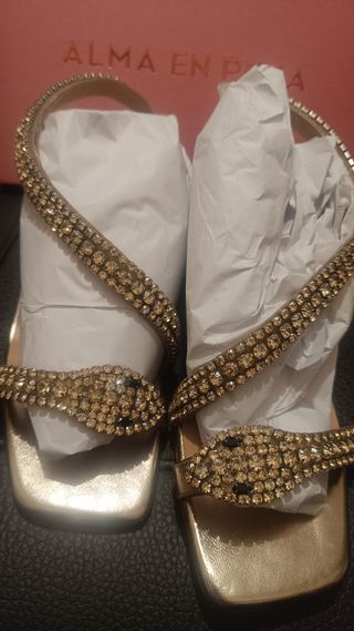 Sandalias Alma en Pena doradas con pedrería