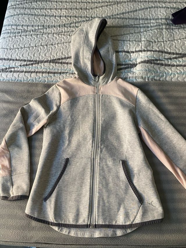 Sudadera Decathlon gris y rosa 