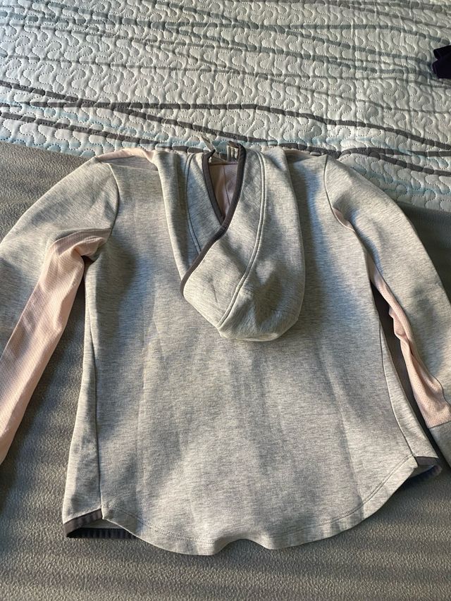 Sudadera Decathlon gris y rosa 