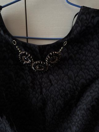 Vestido negro con pedrería