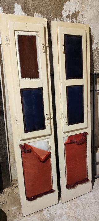 Puertas antiguas de madera con tela