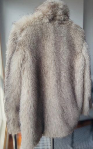 Abrigo efecto peluche Zara beige/gris