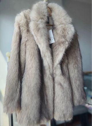 Abrigo efecto peluche Zara beige/gris