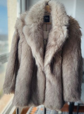 Abrigo efecto peluche Zara beige/gris