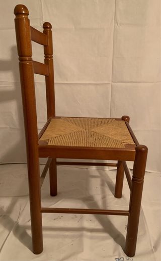 Silla de madera con asiento de yute 