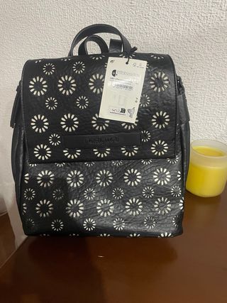 Mochila Desigual negra con diseño floral