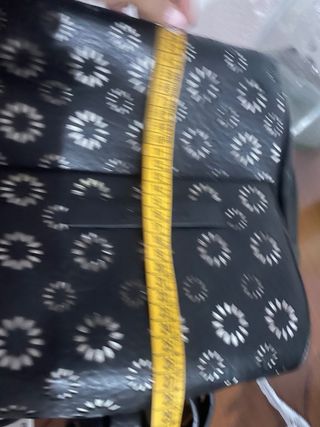 Mochila Desigual negra con diseño floral