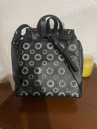 Mochila Desigual negra con diseño floral
