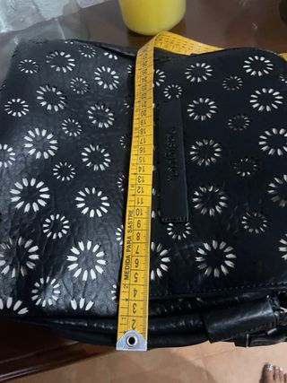 Mochila Desigual negra con diseño floral