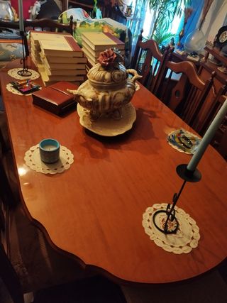 Mesa de comedor antigua de madera