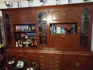 Armario de comedor antiguo